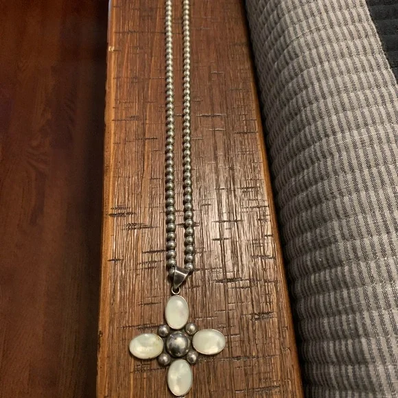 Mother of pearl cross necklace - Picture 2 of 3